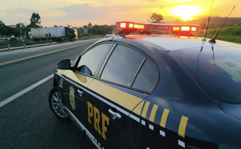 PRF escolta gestante em trabalho de parto na BR 324 em Simões Filho (BA)