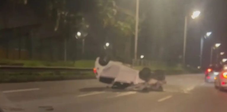 SENTIDO AEROPORTO: Carro capota na Avenida Paralela, em Salvador