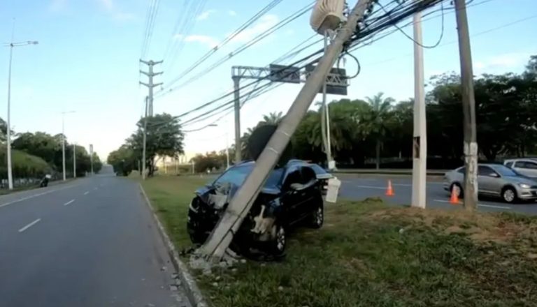PERDEU CONTROLE DA DIREÇÃO: Carro bate em poste na Avenida Paralela, em Salvador