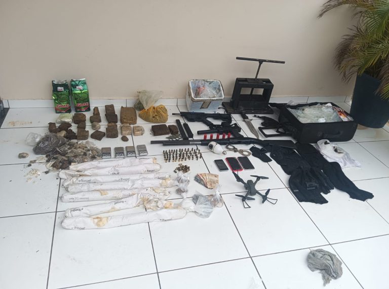 PMs da Bahia e de Minas Gerais apreendem armas, drone e drogas em Cândido Sales