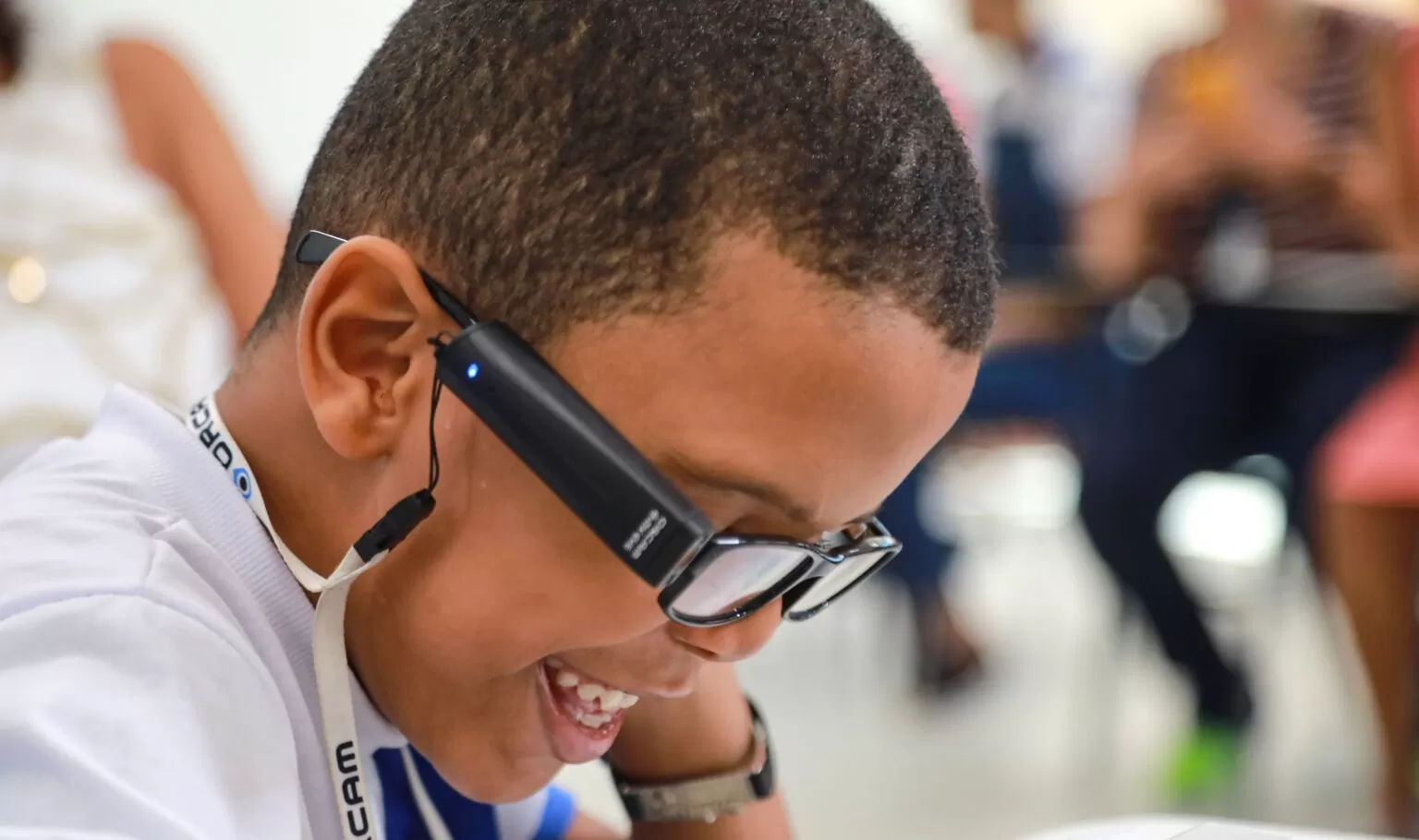 Alunos e professores da rede municipal de ensino recebem óculos digitais de leitura