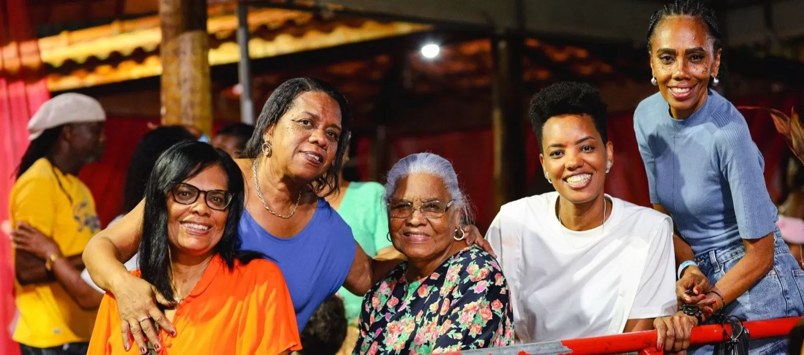 CANDEIAS: Festa para mães celebrada com apresentações musicais e sorteio de brindes