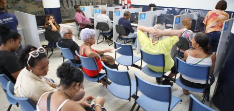 Prefeituras-Bairro auxiliam ambulantes no cadastramento para festas populares
