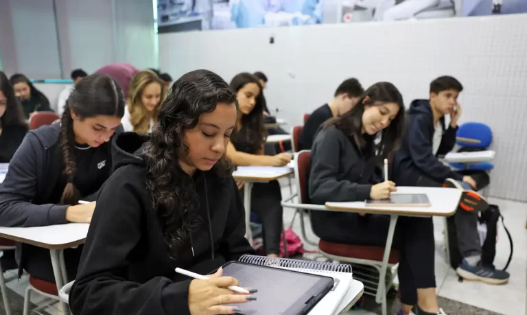 Enem 2025: 900 mil estudantes recebem aviso de isenção da taxa de inscrição via GOV.BR