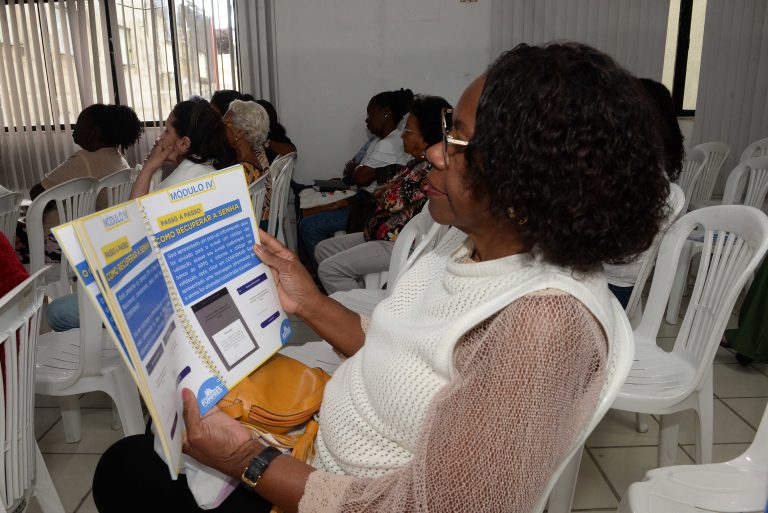 Idosos aprendem a usar tecnologias em oficina da prefeitura