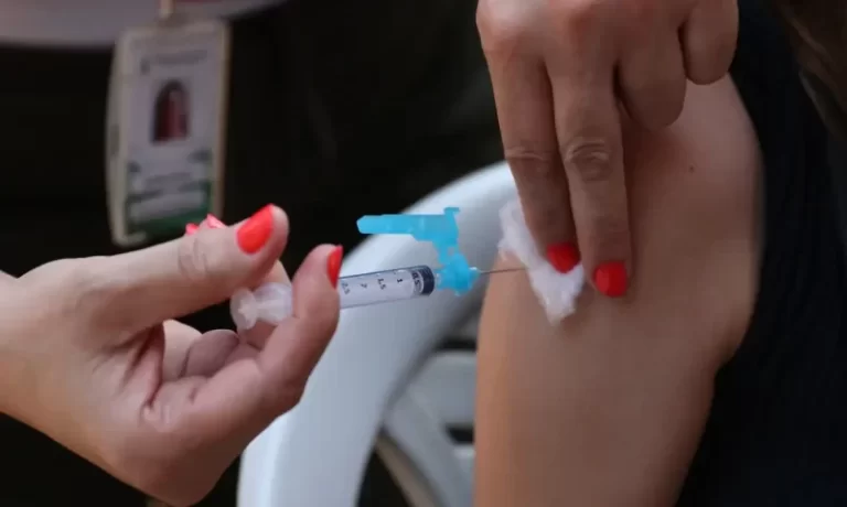 Vacinas podem evitar aumento de casos de gripe e dengue no período chuvoso