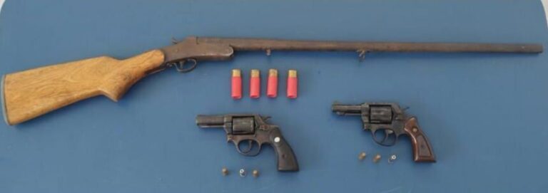 Dupla é presa com três armas de fogo em Casa Nova