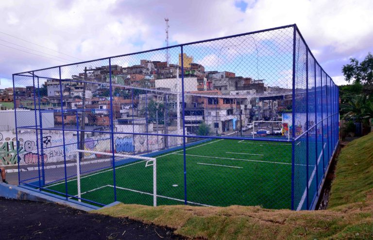 Pernambués e Cajazeiras VIII são beneficiados com novos campos de grama sintética