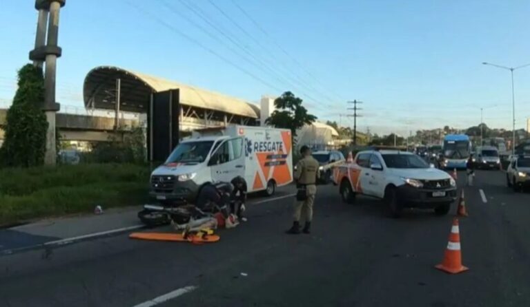 BR-324: Acidente entre moto e viatura da PM deixa pai e filho feridos