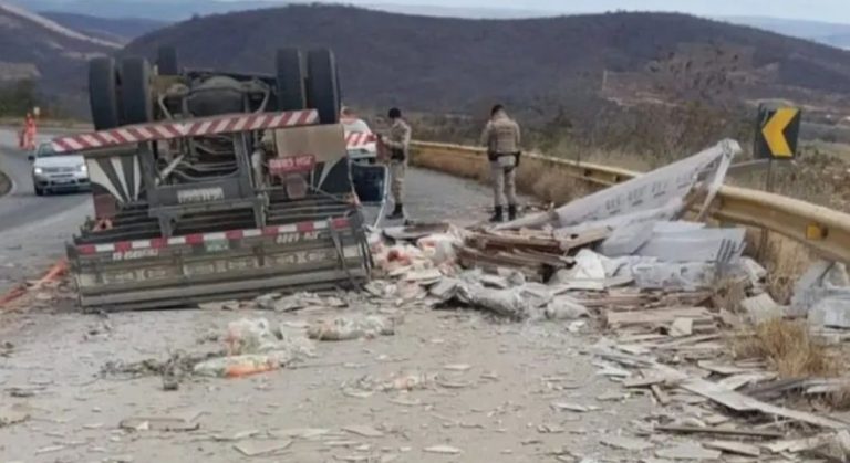 ESTAVA SEM CINTO: Passageiro morre em acidente com caminhão na BA-262