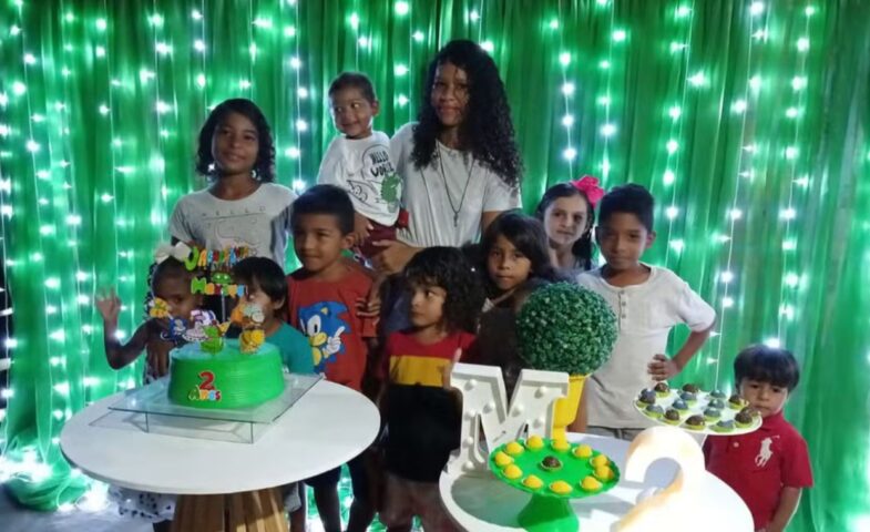 EMOCIONANTE: Criança comemora aniversário com bolo e doces de areia e viraliza na web 1 - EMOCIONANTE: Criança comemora aniversário com bolo e doces de areia e viraliza na web
