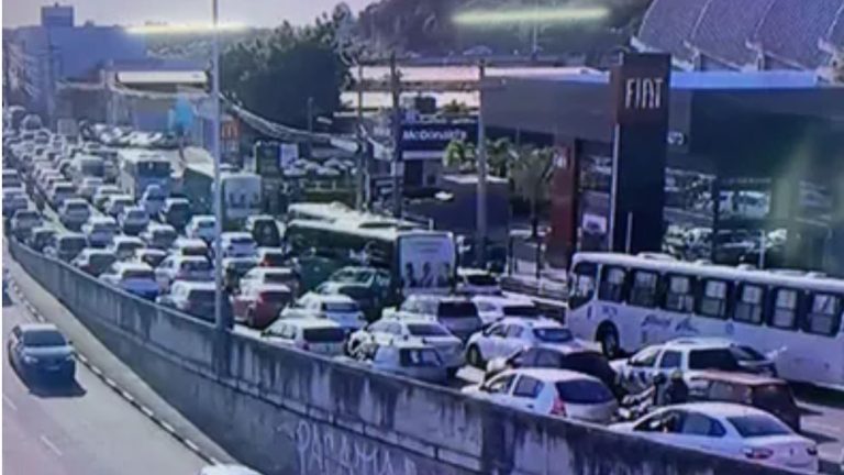 Ônibus quebra na Estrada do Coco e engarrafamento se estende até Salvador