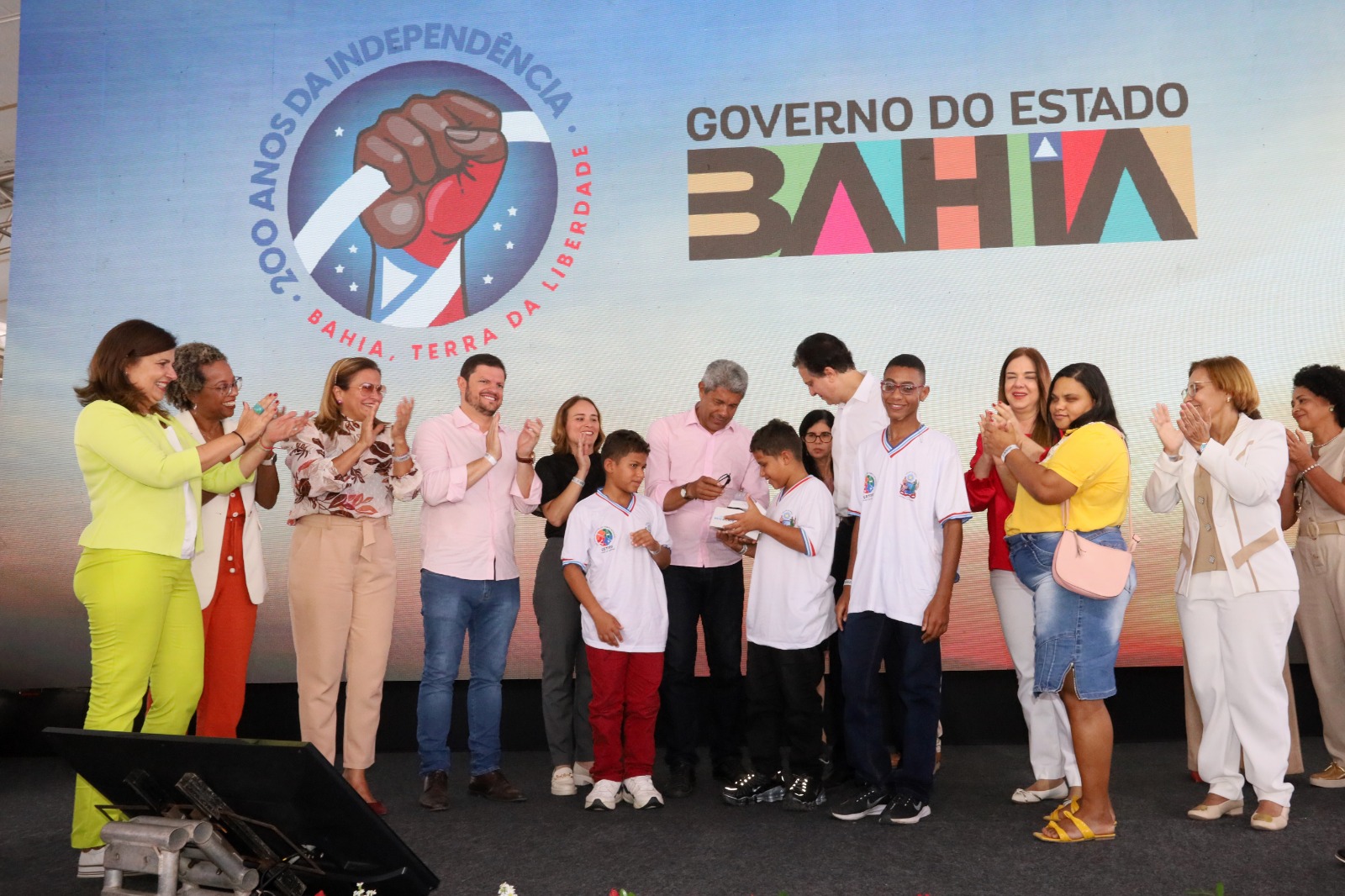 - Ao lado de ministros, Jerônimo entrega Colégio de Tempo Integral e adere a programas federais em Feira de Santana