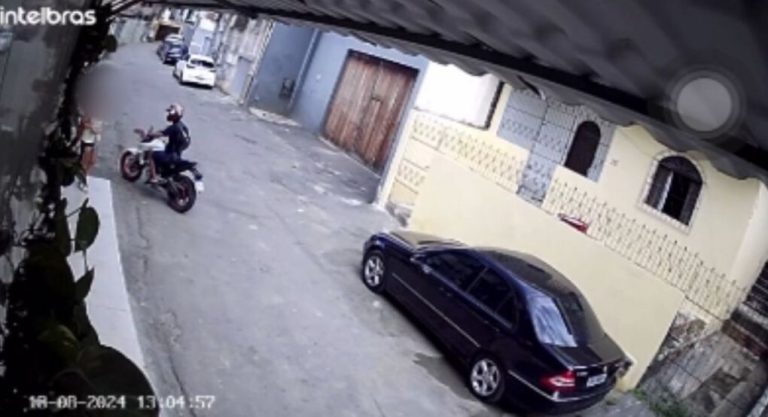 ONDA DE ASSALTOS: Criminoso em moto rouba celular de mulher em Mussurunga