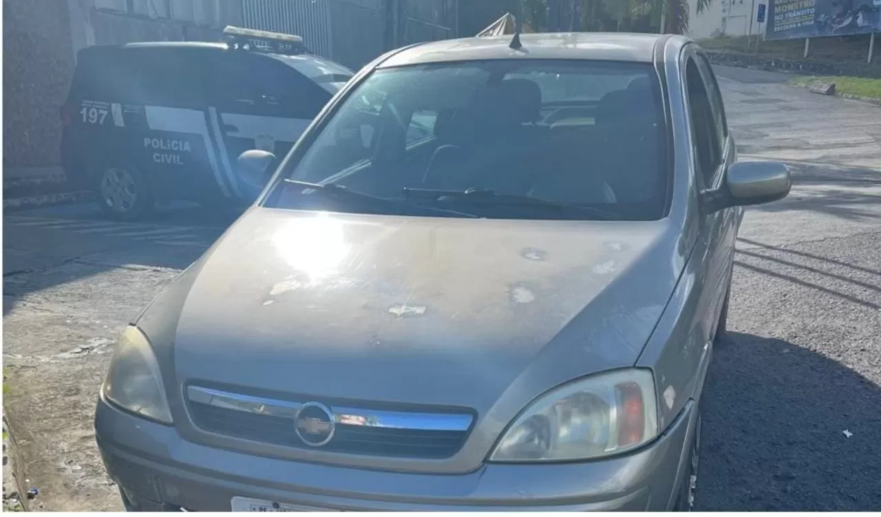 Carro roubado é recuperado pela PM em Pirajá