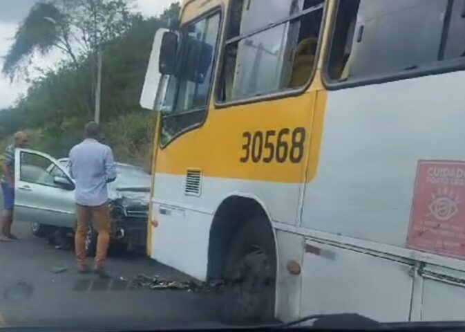 Colisão frontal entre carro e ônibus deixa homem preso às ferragens na Estrada do Derba