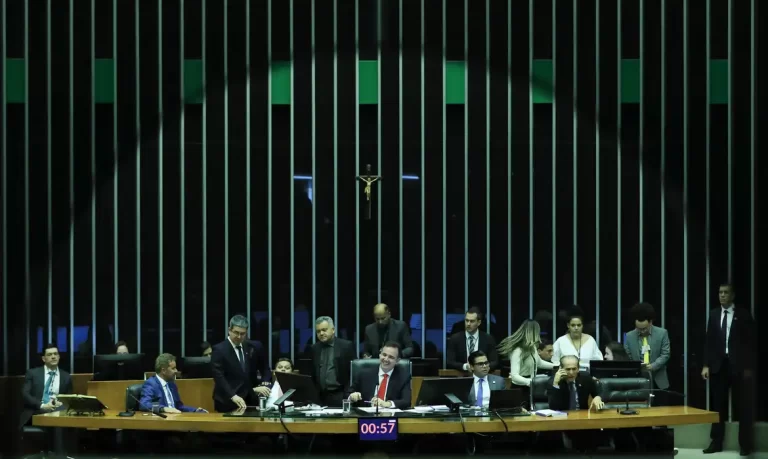 Senado e Câmara recorrem contra suspensão parcial de emendas PIX