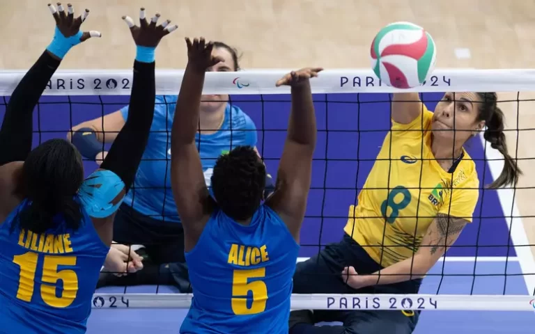 Brasil vence Ruanda na estreia do vôlei sentado feminino em Paris 2024