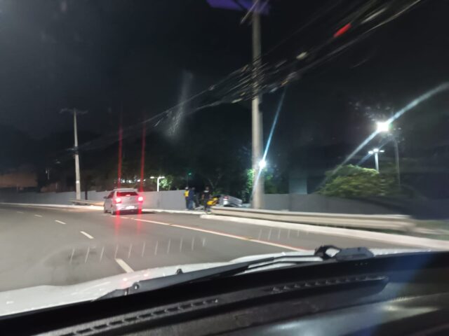 DORMIU, FOI? Motorista bate carro em muro de delegacia em Itapuã