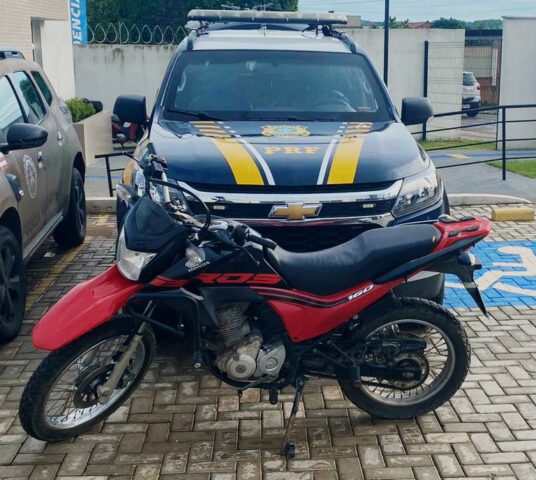 Homem vai para delegacia após PRF identificar adulterações em moto