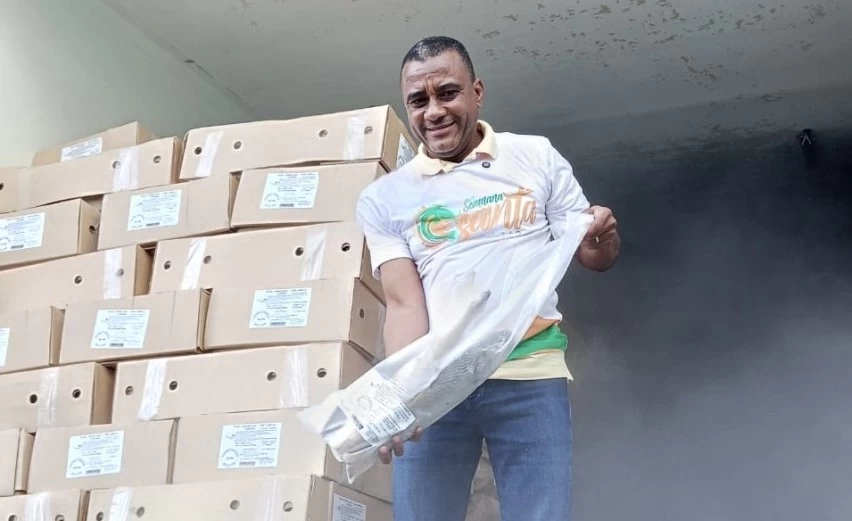 “Nosso dever é levar alimento à mesa”, afirma Del Soares ao lado de Marileide na entrega de peixes em Simões Filho