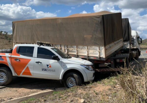 Carreta faz L na pista e atinge veículo da Via Bahia na BR-116