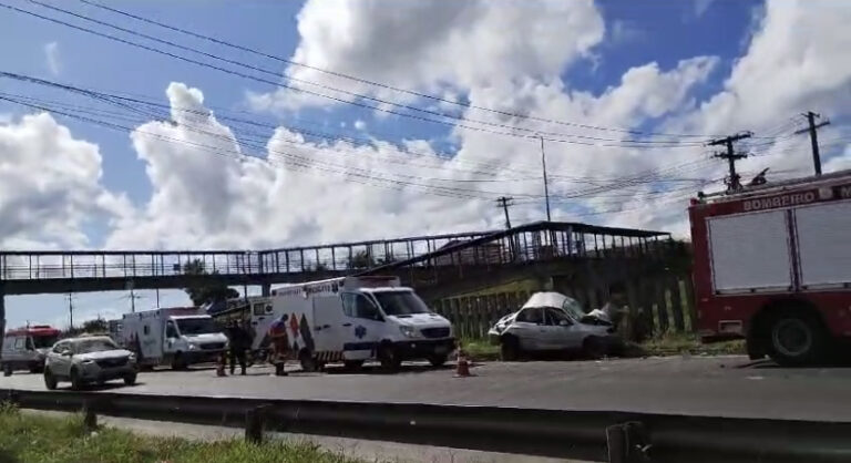 Motorista bate em canteiro central na região da Ceasa do CIA Aeroporto e fica preso nas ferragens