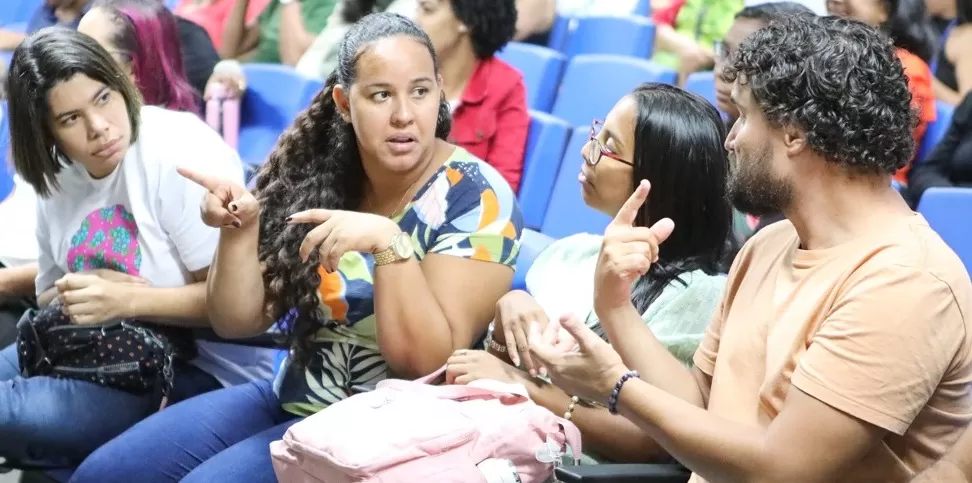 Educadores da rede municipal passam por formação sobre Alfabetização e Letramento para Surdos