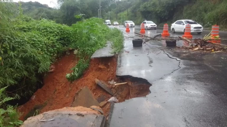 CHUVA: Deslizamento compromete pista em Periperi e interdita trecho da Estrada Velha