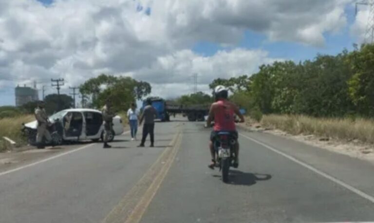 ACIDENTE NA RMS: Carro bate com carreta e mulher fica presa às ferragens em Camaçari
