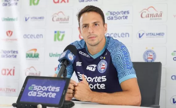 Santi Arias fala sobre partida com Bragantino e projeta o topo do Brasileirão