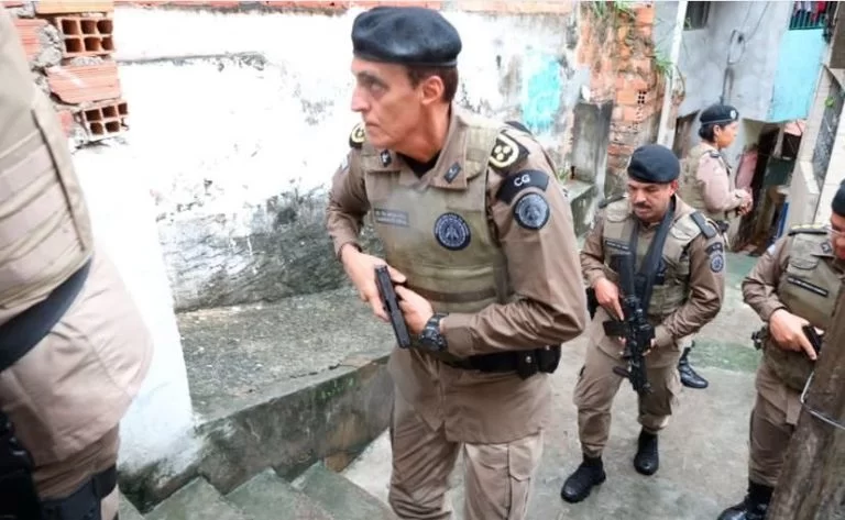 NO TERRENO! Comandante-geral da PM incursiona por becos e vielas durante Operação Força Total