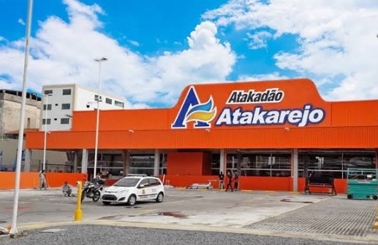 VIROU MODA! Miliciano cobra pedágio de ajudantes de carga no Atakarejo de São Caetano