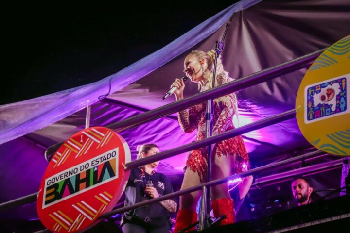 Solange Almeida mistura repertório e faz 15ª apresentação no Carnaval de Salvador
