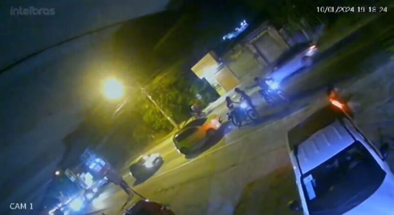 VÍDEO: Dupla armada rouba motocicleta em via pública no Subúrbio de Salvador