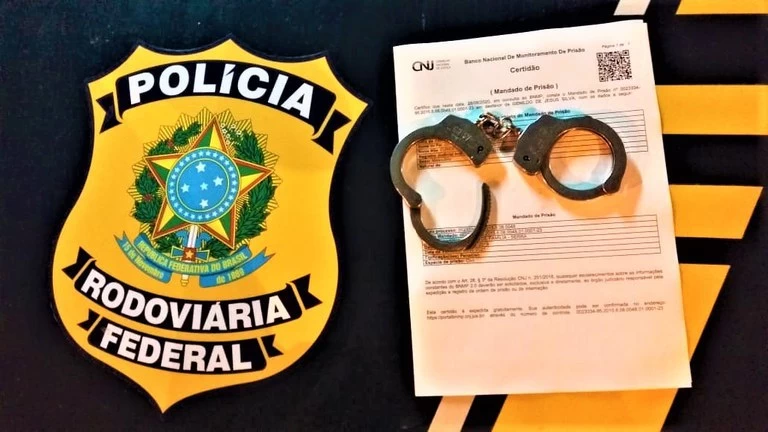 Homem com mandado de prisão por pensão alimentícia é detido pela PRF durante operação de São Pedro em Jitaúna