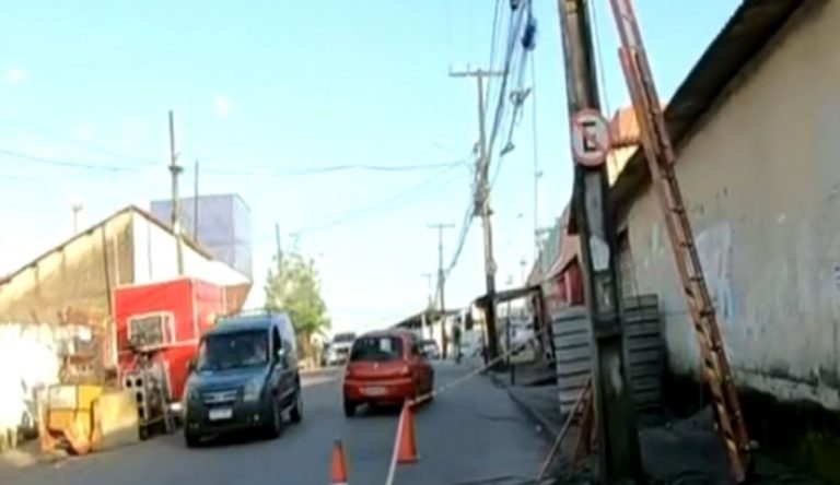PAU DA LIMA: Fiação de poste pega fogo e moradores ficam sem energia