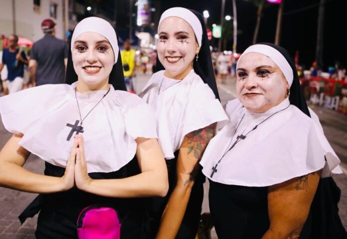 Bandinhas de sopro e percussão fazem a alegria dos foliões em último dia de pré-Carnaval