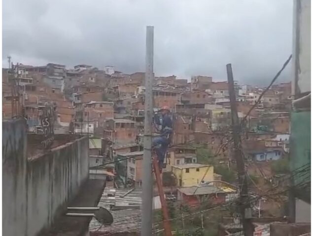 Após denúncia do Informe Baiano, Coelba soluciona problema de poste prestes a cair em São Marcos