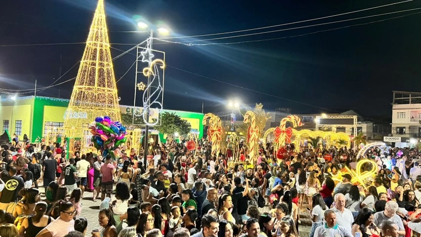 Prefeito Del abre “Vila Luz do Mundo” e arrasta multidão na Praça da Bíblia