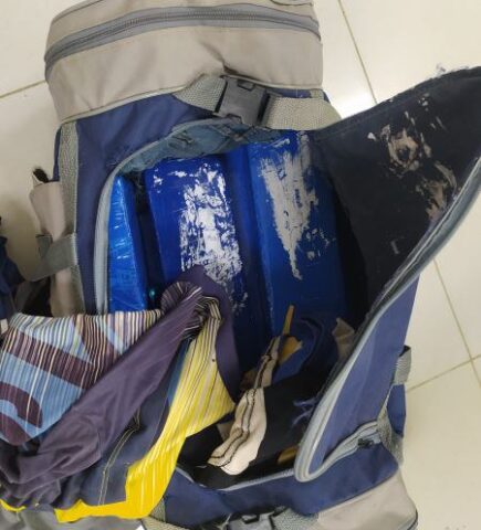 Em mais uma ocorrência registrada na BR 116, PRF prende passageiro de ônibus com mochila “recheada” de maconha