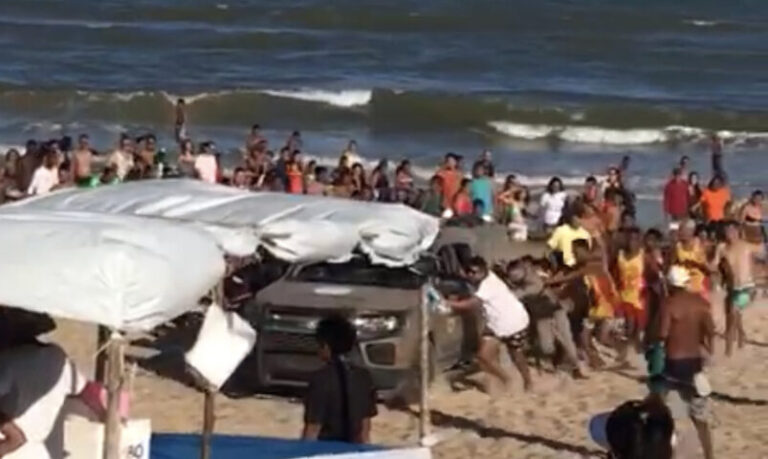 VALEU A TENTATIVA: Povo empurra viatura da PM para ajudar salvamento em Sítio do Conde