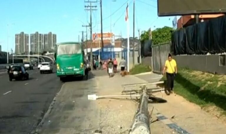 Carro bate e derruba poste na Avenida ACM