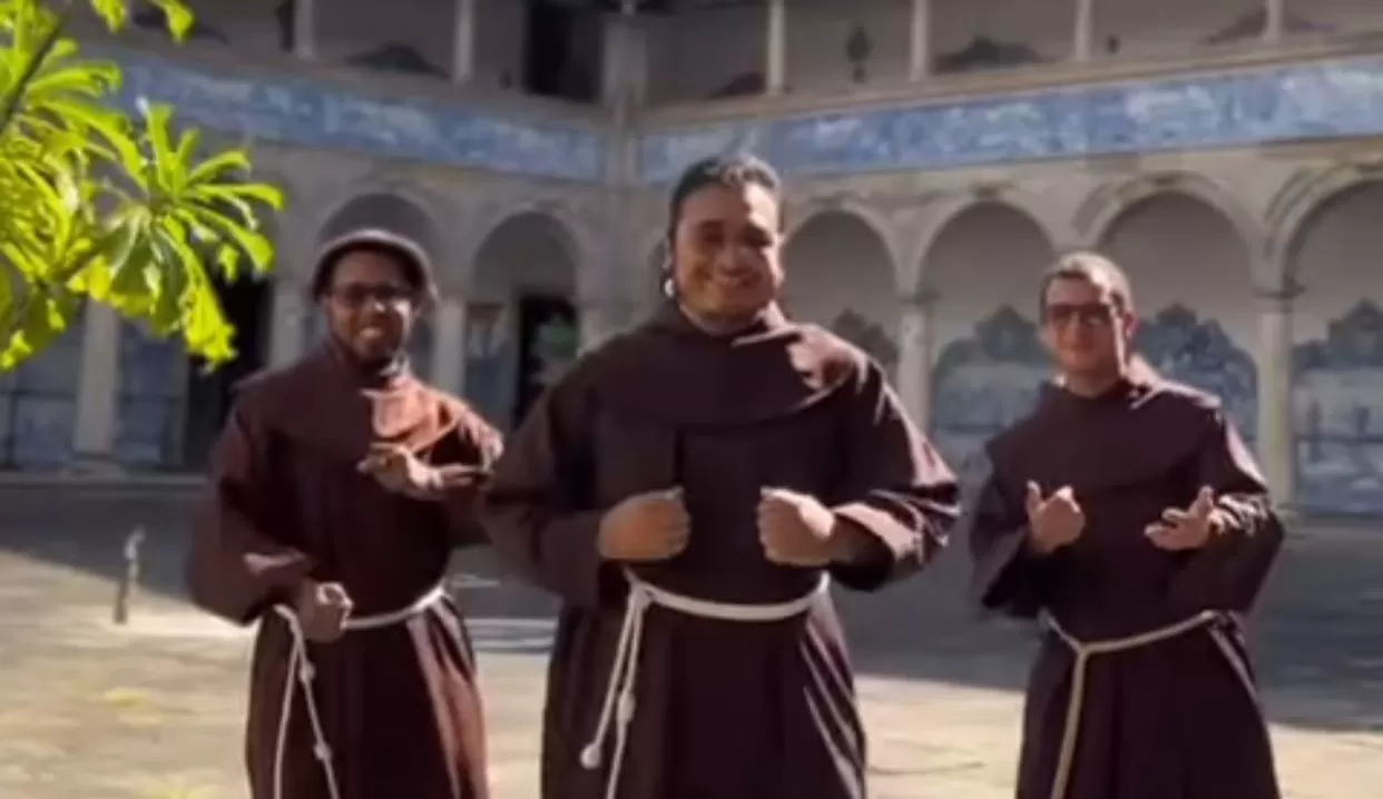Freis fazem paródia de ‘Dançando Lambada’ para divulgar feijoada em convento