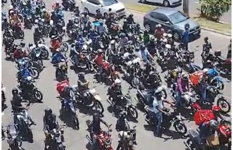 Motoboys realizam protesto pelas ruas de Salvador e pedem segurança