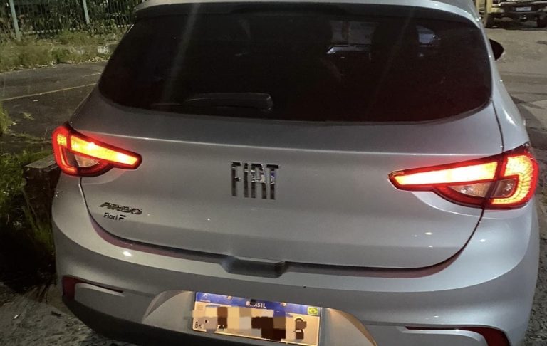 Carro roubado é recuperado pela PM na Lapinha