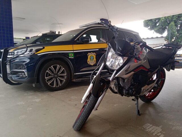 Dentro do bagageiro de ônibus, PRF recupera moto furtada