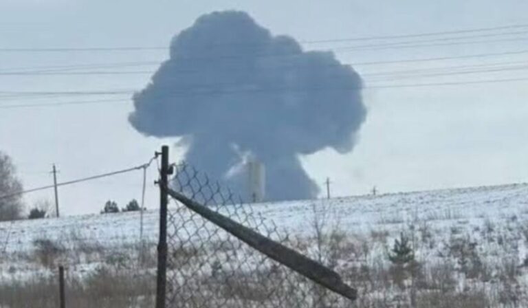 Avião militar com prisioneiros ucranianos cai na Rússia e deixa 74 mortos