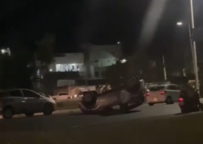 Carro bate em ônibus e capota na Avenida Garibaldi, em Salvador
