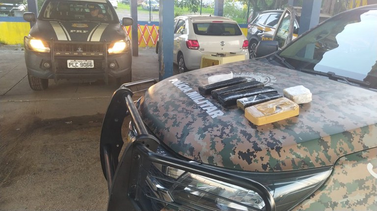 Maconha, cocaína e crack são apreendidos com passageira de ônibus na BR 116 em Feira de Santana